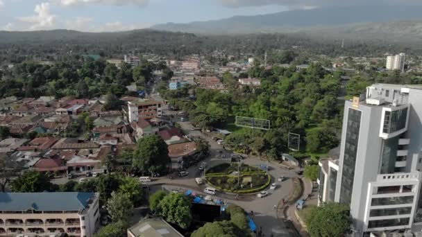 Vista aérea de cerca de la ciudad de Arusha, las montañas de Tanzania y el volcán en el fondo . — Vídeo de stock