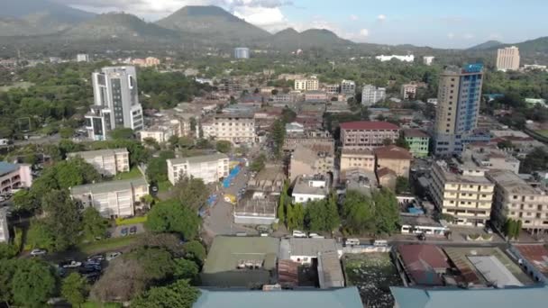 Flygfoto Stäng Flyby utsikt över staden Arusha, Tanzania bergen och vulkanen på bakgrunden. — Stockvideo
