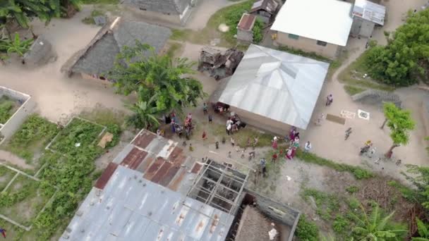 PEMBA, TANZÂNIA - JANEIRO 2020: Vista aérea no pequeno vilarejo remoto da montanha na Tanzânia, ilha de Pemba, arquipélago de Zanzibar — Vídeo de Stock