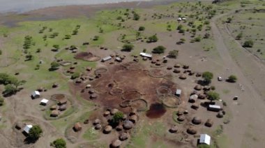 Natron Gölü kıyısındaki Maasai köyünde, Maasai dilinde Tanrı 'nın Dağı, Kuzey Arusha Bölgesi' nde Engare Sero köyü, Ol Doinyo Lengai 'nin önünde Uçan Sinek Manzarası.