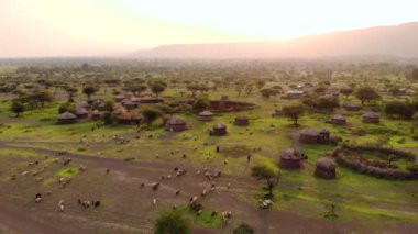 Hava Aracı Atışı. Sunset 'te geleneksel Masai köyü Mto wa Mbu, Arusha, Tanzanya yakınlarında..