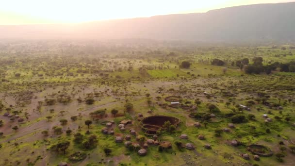 Πυροβολισμός από εναέριο drone. Παραδοσιακό χωριό Masai στο Sunset time κοντά στο Mto wa Mbu, Αρούσα, Τανζανία. — Αρχείο Βίντεο