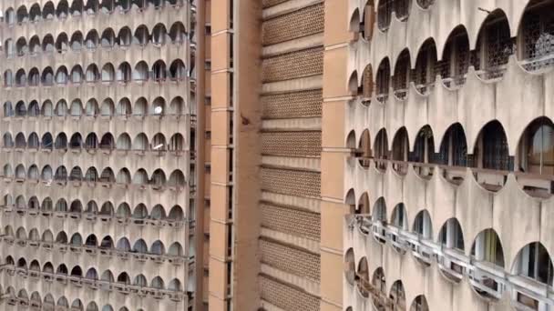 LuchtDrone Shot of Investment House - Vreemd betonnen driehoekig hoog gebouw met boogpanelen in Dar es Salaam, Tanzania. — Stockvideo