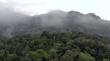 Usambara Dağları 'ndaki Bulutlu Sisli Lushoto köyünden Hava Aracı Uçuşu. Tanga Eyaleti, Tanzanya, Afrika 'da Uzak Bir Yer