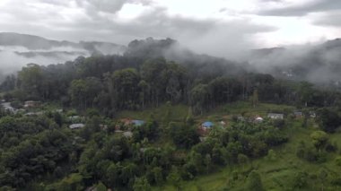 Usambara Dağları 'ndaki Bulutlu Sisli Lushoto köyünden Hava Aracı Uçuşu. Tanga Eyaleti, Tanzanya, Afrika 'da Uzak Bir Yer