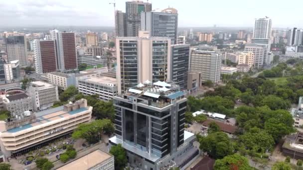 Vista aérea del horizonte del centro de Dar es Salaam con clima nublado — Vídeos de Stock