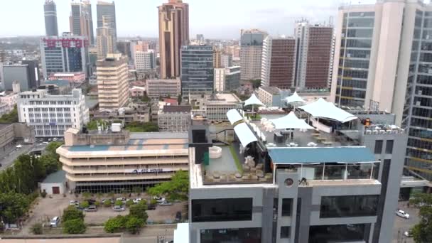 Aerial Flyby View of the Dar es Salaam Downtown skyline i molnigt väder — Stockvideo