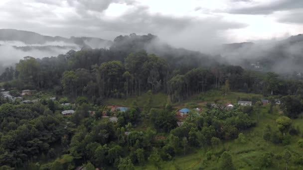 Aerial Drone Shot Repülő Cloudy Misty Foggy Lushoto falu Usambara-hegység. Távoli hely Tanga tartomány, Tanzánia, Afrika — Stock videók