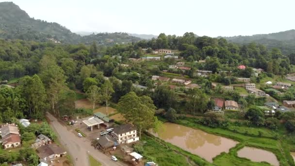 Aerial Flyby Shot of Lusthe Town baserat i Tanga regionen Tanzania, Avlägsen lugn stadsdel i Usambara bergen i östra Afrika — Stockvideo