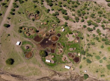 Büyük Rift Vadisi, Tanzanya 'daki Salty Gölü' nün kıyısındaki Maasai boma veya aile kırsal köyünün havadan görünüşü