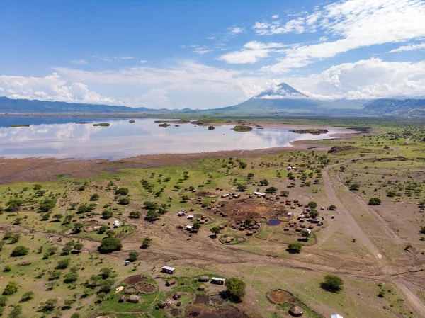 Büyük Rift Vadisi, Tanzanya 'daki Salty Gölü' nün kıyısındaki Maasai boma veya aile kırsal köyünün havadan görünüşü