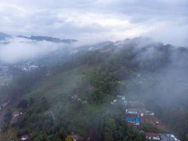 Usambara Dağları 'ndaki Bulutlu Sisli Lushoto köyünden Hava Aracı Uçuşu. Tanga Eyaleti, Tanzanya, Afrika 'da Uzak Bir Yer