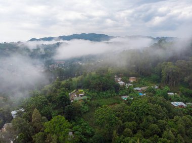 Usambara Dağları 'ndaki Bulutlu Sisli Lushoto köyünden Hava Aracı Uçuşu. Tanga Eyaleti, Tanzanya, Afrika 'da Uzak Bir Yer
