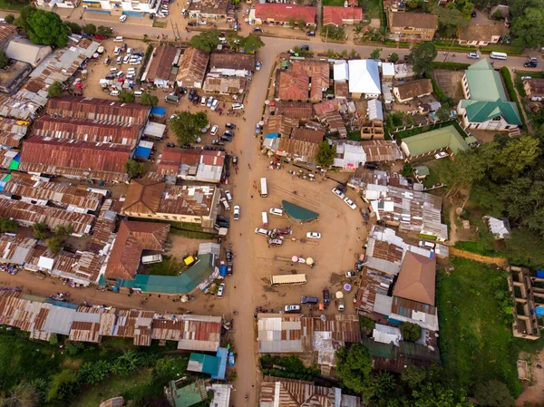 Aerial Drone Shot del pueblo de Lushoto en las montañas Usambara. Lugar remoto en la provincia de Tanga, Tanzania, África — Foto de Stock