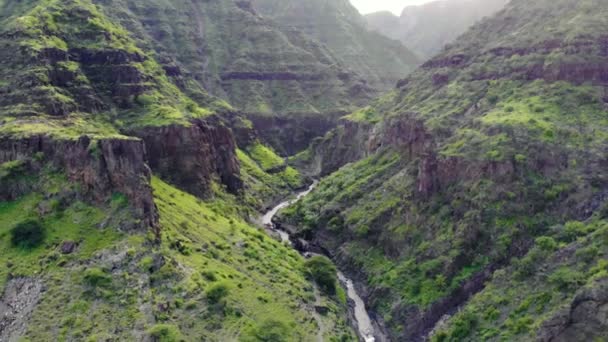 Repülő drónlövés a Nagy Hasadék-völgyi szurdokból Kelet-Afrikában. Kenya és Tanzánia Big Mountain Chain Mountain Tájkép — Stock videók