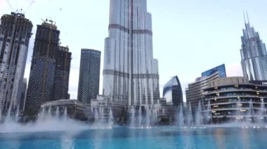 DUBAI, BAE - FEB 2020: Dubai dans fıskiyesi dünyanın en büyük çeşmesidir: su jetleri, müziğin ritmine göre hareket eder ve renkli ışıklar ve lazerlerle aydınlatılır.