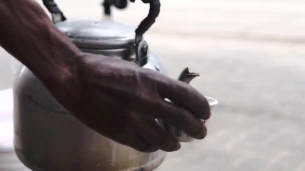 Традиционная танзанийская улица Черный кофе в алюминиевом чайнике. Наливание кофе в небольшой горшок в Дар-эс-Саламе. — стоковое видео