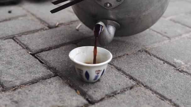 Café negro tradicional de Tanzania Street en tetera de aluminio. Verter café en una olla pequeña en Dar Es Salaam . — Vídeo de stock