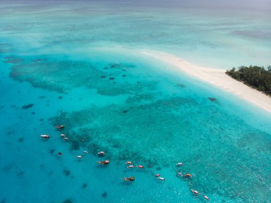 Zanzibar 'daki Mnemba mercan adasının havadan görünüşü - Şnorkelle yüzmek ve tekne turu için ünlü yer
