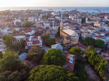 Anglikan Katedrali 'ndeki Eski Köle Pazarı' nda gün batımında Stone Town, Zanzibar, Tanzanya 'da hava görüntüsü