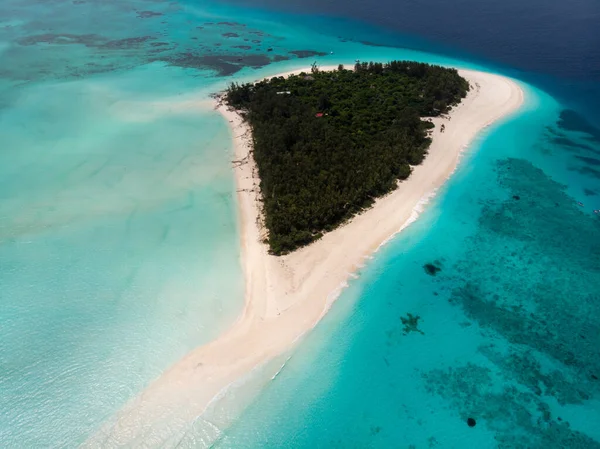 Zanzibar 'daki Picturesque Mnemba mercan adasının havadan görünüşü - Şnorkellik ve Tekne Turu için Ünlü Yer