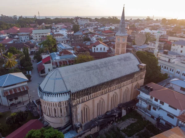 Vista aérea no Velho Mercado de Escravos na Catedral Anglicana ao pôr-do-sol em Stone Town, Zanzibar, Tanzânia — Fotografia de Stock