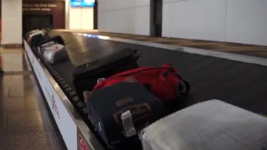 Bagaj çantalarının ve bavulların havaalanındaki taşıma bandında zaman çizelgesi