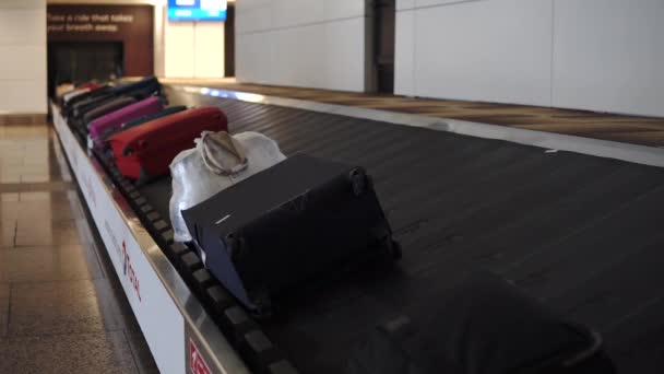 Bagage Tassen en reiskoffers op de transportband op de luchthaven — Stockvideo