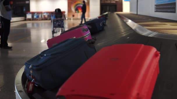 Bagage Tassen en reiskoffers op de transportband op de luchthaven — Stockvideo