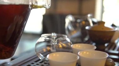 Geleneksel Çin çay seremonisi çay ustası Chaban, Chahai ve pial tarafından yapılır.