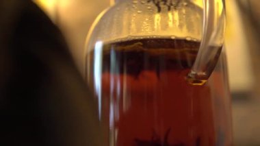 Çaydanlıkta demlenen çay, yanan bir ateşte ısınıyor. Geleneksel Çin Çay Seremonisi sırasında büyük bir çaydanlıkta çay demleme süreci