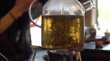 Çay Dansı adlı çaydanlıkta bir dakikalık çay. Gaz yakan bir ateşte çay demlemek. Geleneksel Çin töreni sırasında büyük bir çaydanlıkta çay demleme süreci