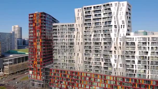 Rotterdam, Pays-Bas - Mars 2020 : Vue aérienne de Rotterdam, centre-ville avec des bâtiments de luxe coûteux à proximité de la gare centrale. Rotterdam est une ville définie par l'architecture moderne. — Video