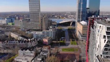 Rotterdam, Hollanda - Mart 2020: Rotterdam Havacılık Uçağı manzaralı, Centraal İstasyonu yakınlarındaki lüks pahalı binaları olan şehir merkezi. Rotterdam modern mimari tarafından tanımlanan bir şehirdir..