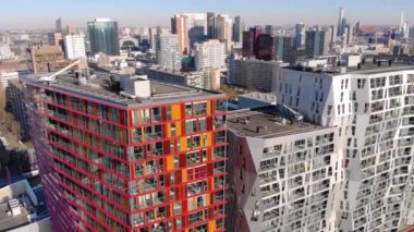 Rotterdam, Hollanda - Mart 2020: Rotterdam Havacılık Uçağı manzaralı, Centraal İstasyonu yakınlarındaki lüks pahalı binaları olan şehir merkezi. Rotterdam modern mimari tarafından tanımlanan bir şehirdir..