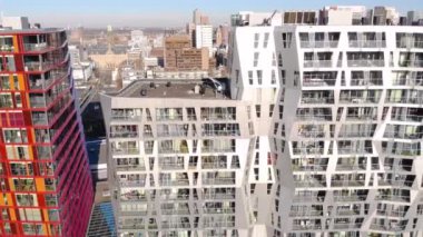 Rotterdam, Hollanda - Mart 2020: Rotterdam Havacılık Uçağı manzaralı, Centraal İstasyonu yakınlarındaki lüks pahalı binaları olan şehir merkezi. Rotterdam modern mimari tarafından tanımlanan bir şehirdir..