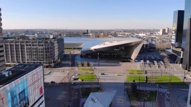 Rotterdam, Holandia - marzec 2020: Widok z lotu ptaka na Rotterdam, centrum miasta z luksusowymi drogimi budynkami w pobliżu dworca Centraal. Rotterdam to miasto zdefiniowane przez nowoczesną architekturę. — Wideo stockowe