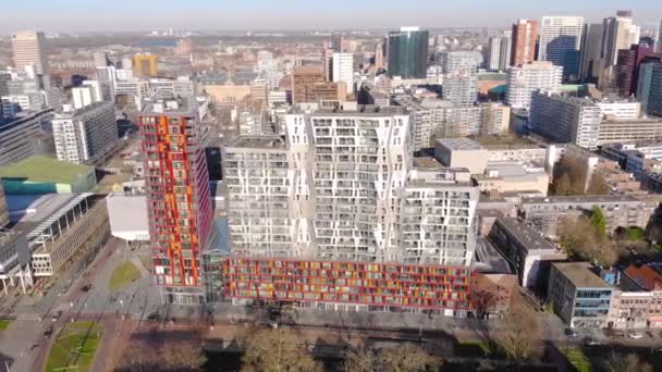 Rotterdam, Alankomaat - maaliskuu 2020: Aerial Flyby näköala Rotterdamin keskustaan, jossa on kalliita luksusrakennuksia Centraalin aseman lähellä. Rotterdam on modernin arkkitehtuurin määrittelemä kaupunki. — kuvapankkivideo