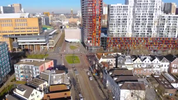 Rotterdam, Países Bajos - Marzo 2020: Vista aérea de Rotterdam, centro de la ciudad con edificios caros de lujo cerca de la estación central. Rotterdam es una ciudad definida por la arquitectura moderna. — Vídeos de Stock