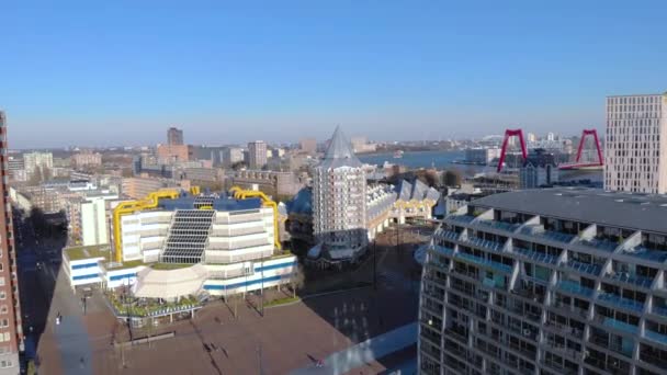 Rotterdam, Holanda - Março de 2020: Vista aérea de Roterdão, centro da cidade com edifícios modernos incomuns vista panorâmica. Roterdão é uma cidade definida pela arquitetura moderna. — Vídeo de Stock