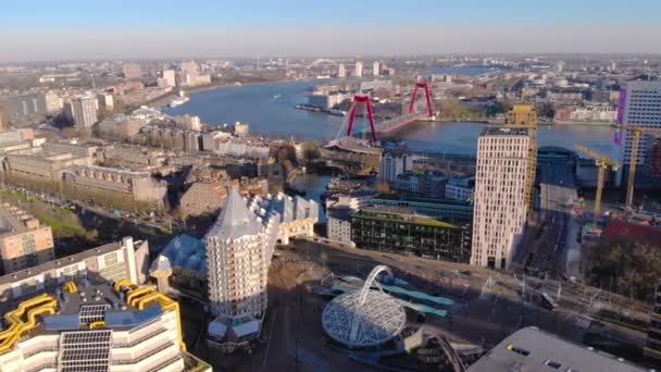 Rotterdam, Alankomaat - maaliskuu 2020: Aerial Flyby view of Rotterdam, City Center with Unusual Modern Buildings lintuperspektiivi. Rotterdam on modernin arkkitehtuurin määrittelemä kaupunki. — kuvapankkivideo