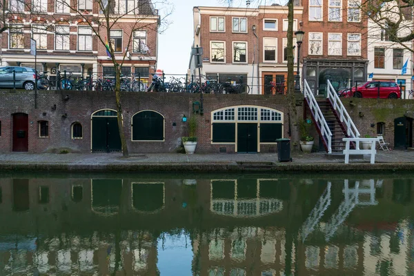 Canal in Utrecht, Netherlands. Old Dutch houses along the canal — Stock Photo, Image