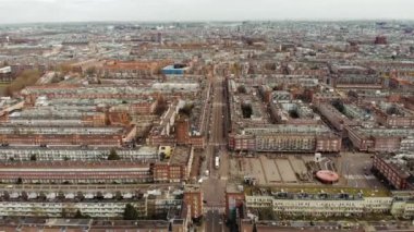 Amsterdam, Hollanda üzerindeki şehir hava manzarası. Trafiği ve kanalı olan olağan bir yaşam bölgesini izle