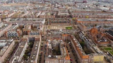 Amsterdam, Hollanda üzerindeki şehir hava manzarası. Trafiği ve kanalı olan olağan bir yaşam bölgesini izle