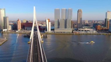 ROTTERDAM, NETHERLANDS - Mart 2020: Erasmus Köprüsü 'nün havadan görünüşü ve Rotterdam şehrindeki yüksek binalar.