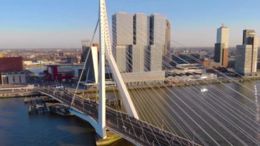 ROTTERDAM, NETHERLANDS - Mart 2020: Erasmus Köprüsü 'nün havadan görünüşü ve Rotterdam şehrindeki yüksek binalar.