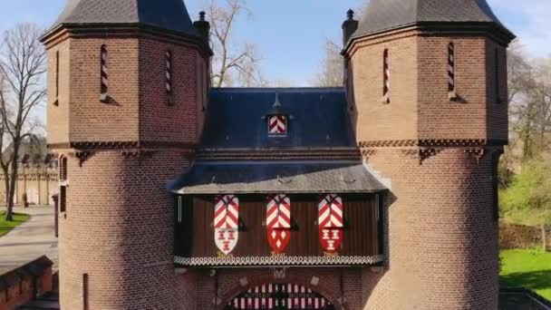 Aerial Flying Through Shot of the De Haar castle Gates, Ολλανδία — Αρχείο Βίντεο
