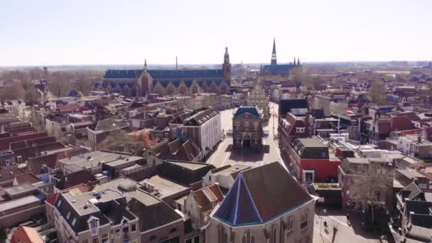Filmagem aérea do drone da cidade holandesa de Gouda, onde o queijo gouda é feito. centro da cidade com muitos edifícios históricos e igrejas, incluindo a prefeitura e o mercado de queijo. Países Baixos . — Vídeo de Stock