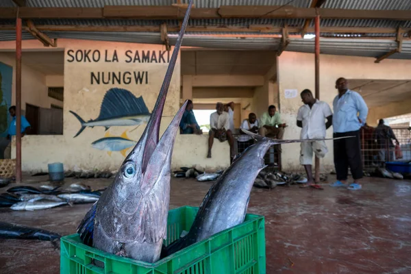 Нунгві, Занзібар, Танзанія, Африка - січень 2020: Рибний ринок в селі Нангві, люди купують рибу в громадському продажу. Пропозиція на аукціон риби на підлозі — стокове фото