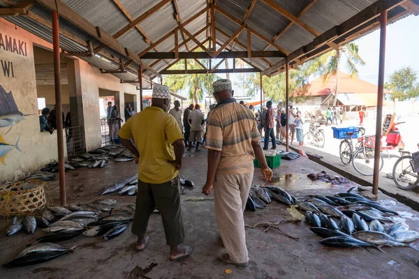 Nungwi, Zanzibar, Τανζανία, Αφρική - Ιανουάριος 2020: Ψαραγορά στο χωριό Nungwi, οι άνθρωποι αγοράζουν τα ψάρια σε δημόσια πώληση. Δημοπρασία των ψαριών στο δάπεδο — Φωτογραφία Αρχείου
